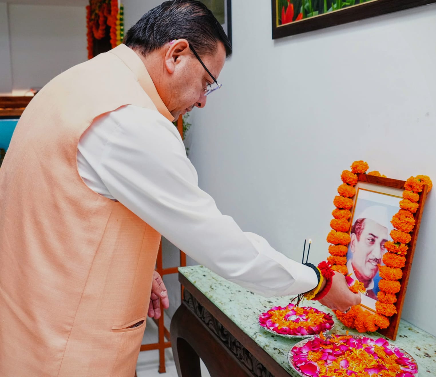 सीएम धामी ने हेमवती नंदन बहुगुणा को दी श्रद्धांजलि, कहा– जनहित के लिए समर्पित थे महान नेता